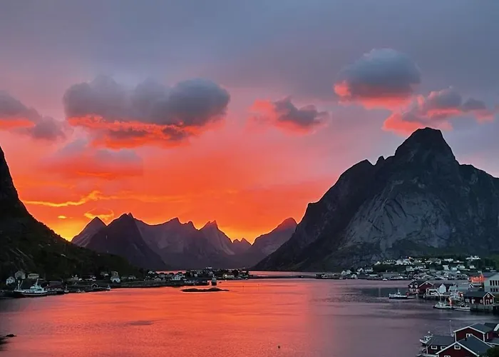 Andoy Vest Rorbuer Reine